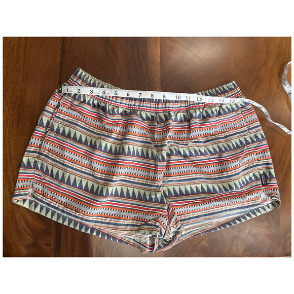 Patagonia Pants - Patagonia Women's Barely baggie 2 1/2 sage and orange aztec Shorts size large